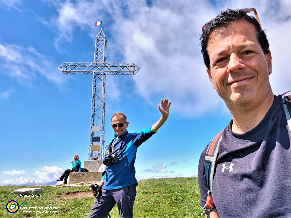 04 Alla croce di vetta del Linzone (1392 m).jpg